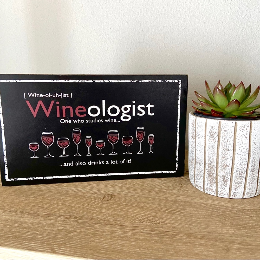 WINEOLOGIST SIGN 🍷